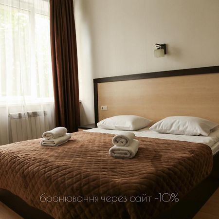 Hotel Koral TTchernivtsi Extérieur photo