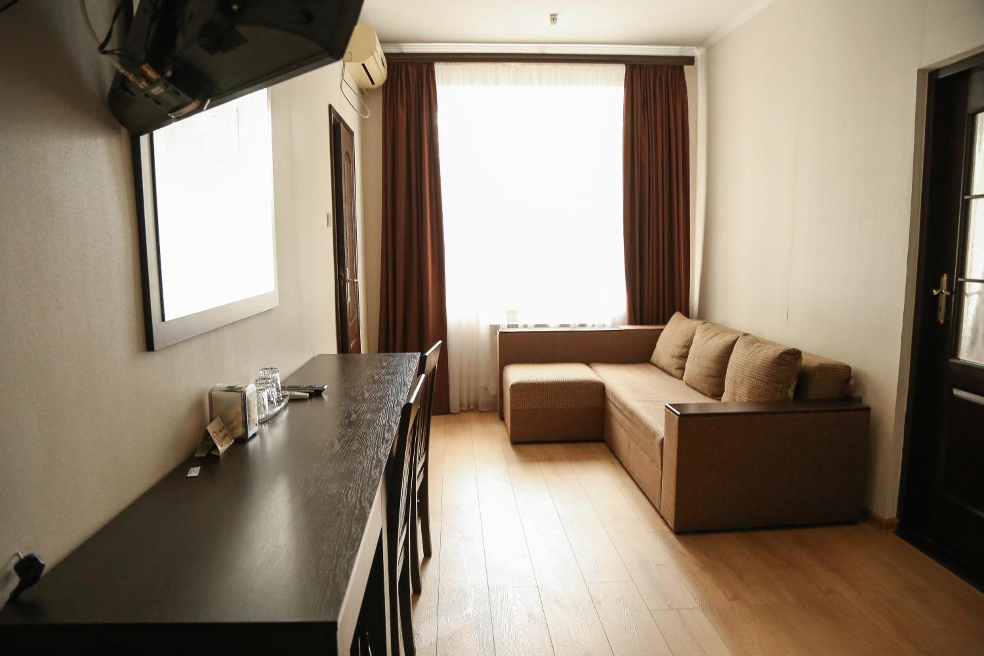 Hotel Koral TTchernivtsi Extérieur photo