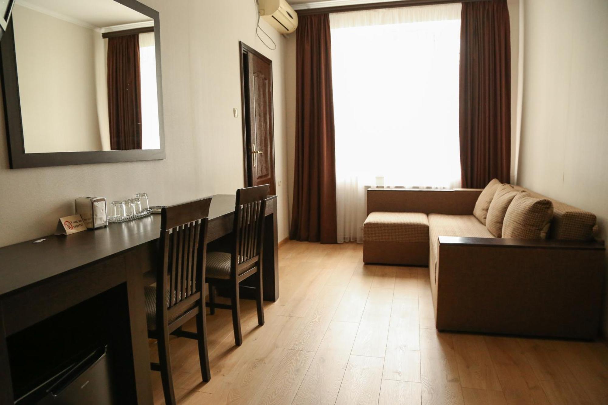 Hotel Koral TTchernivtsi Extérieur photo